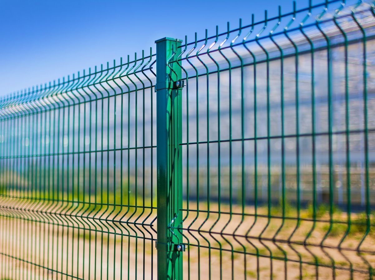 أعمال السـياج والمظلات والسواتر والهناجر